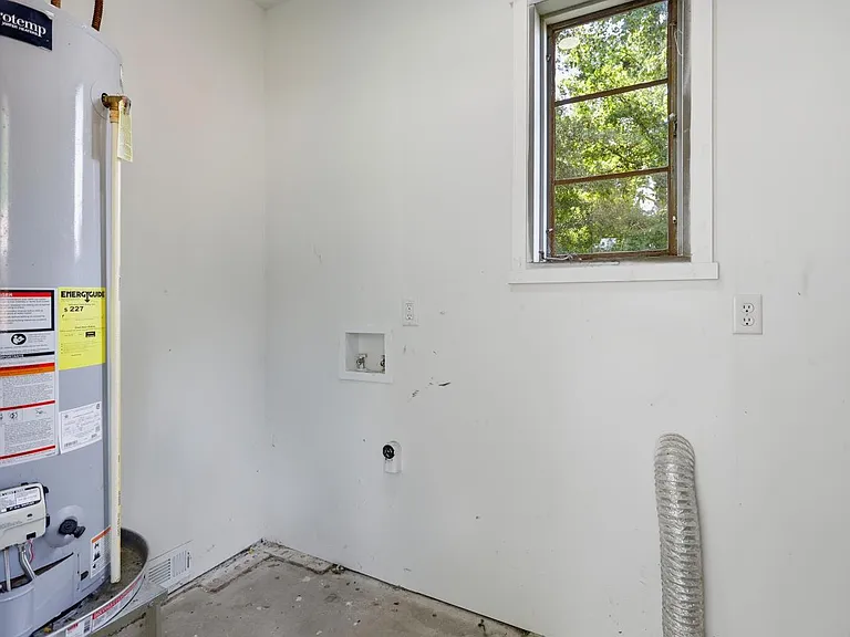 2033 Carolyn Ln — Photo 15