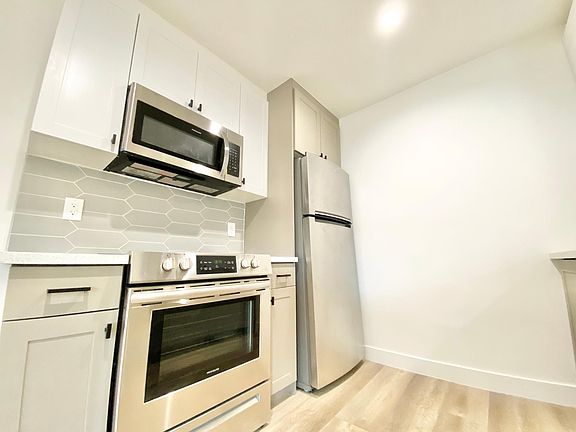2nd image of 6350 Willoughby Ave #5