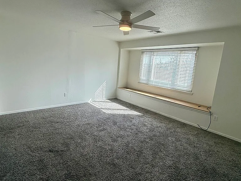3007 W Wilshire Blvd — Photo 16