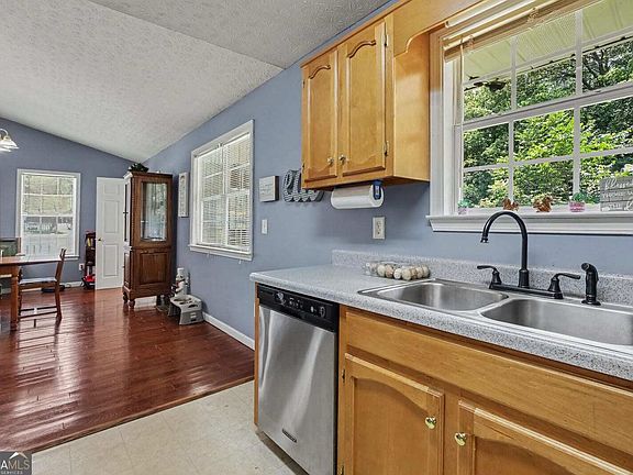 3rd image of 504A Locke St