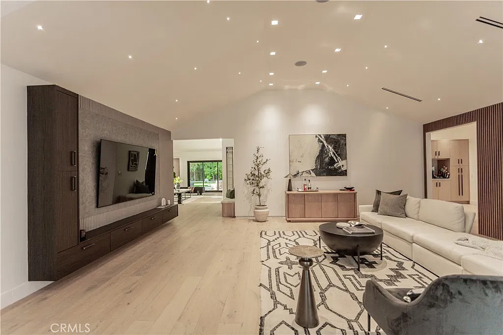 5 bed, 4500 sqft, $16,000 — Photo 3
