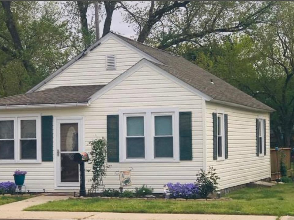 1st image of 909 Roslyn Ave