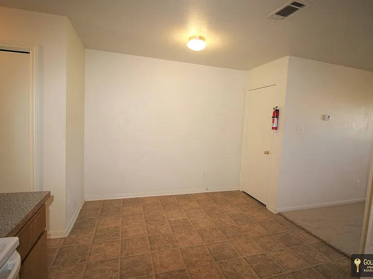 401 W Ave E — Photo 8