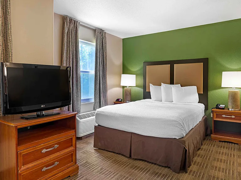 Deluxe Studio - 1 King Bed