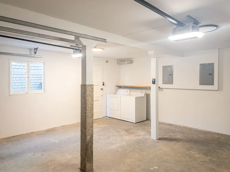 Stunning, Fully Remodeled Jr. 1bd/1ba! Remodeled! Private Deck! Parking! Laundry! Progressive! — Photo 21