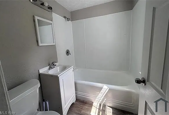 3 bed, $1,600 — Photo 2