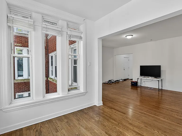 6565 N. Lakewood Renovated Rogers Park Apartments — Photo 36