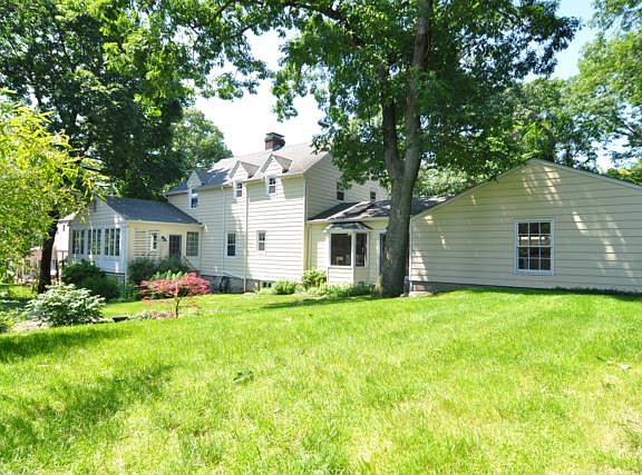 5th image of 20 Oakdale Dr