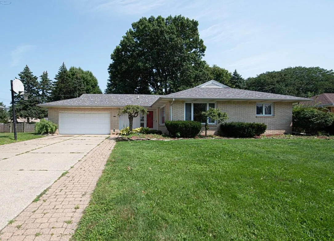 611 Brynhaven Dr — Photo 2