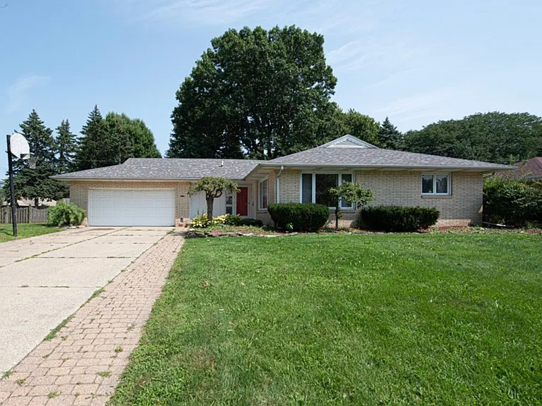 611 Brynhaven Dr — Photo 2