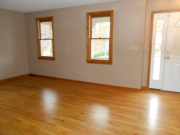 3rd image of 6 Henning Dr