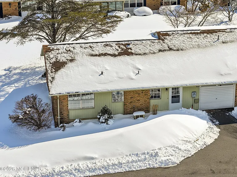 32 Buckingham Dr N #B — Photo 2