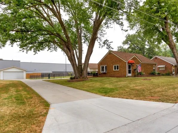 1104 69th St, Windsor Heights, IA 50324