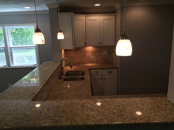 2nd image of 204 W Pocahontas Ln
