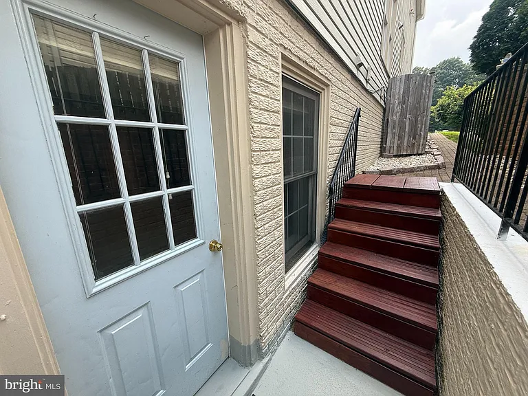2218 Central Ave #BASEMENT — Photo 3