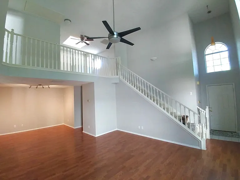 509 Raintree Cir — Photo 3