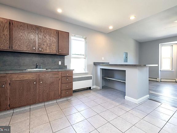 5th image of 136 S King St