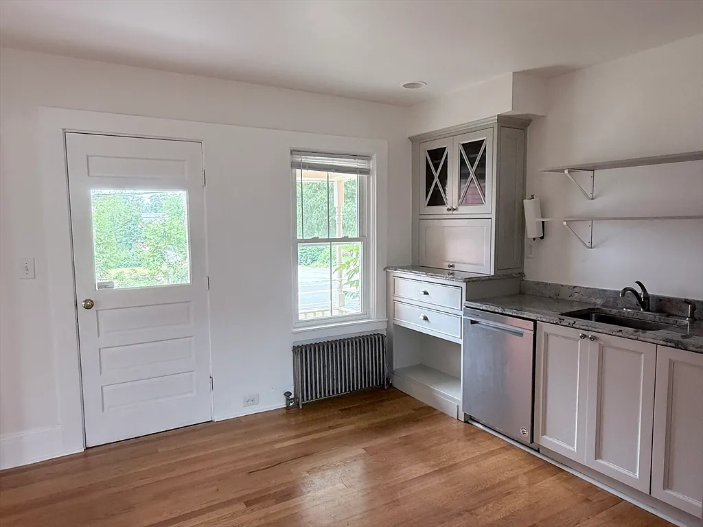 3 bed, 2.0 bath, 1600 sqft, $3,450 — Photo 3