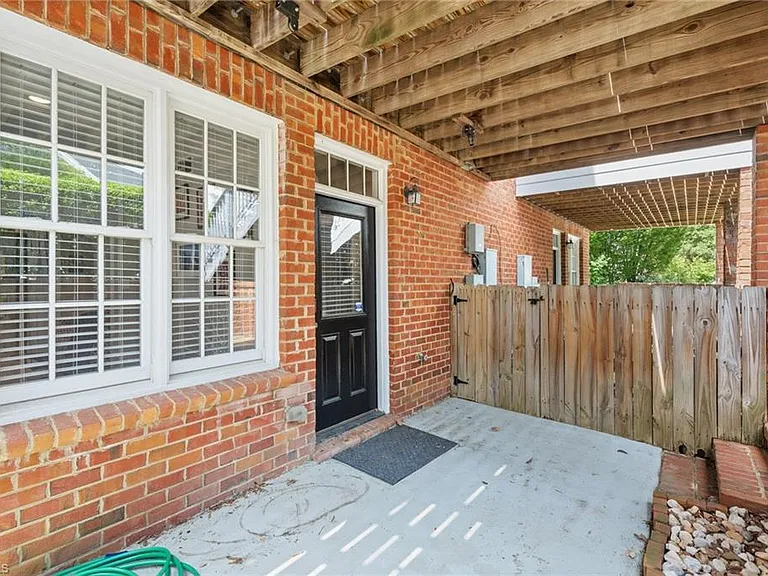 217 E Lewis St — Photo 9