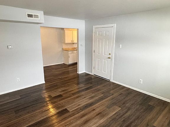 3rd image of 2919 Chippewa St #A