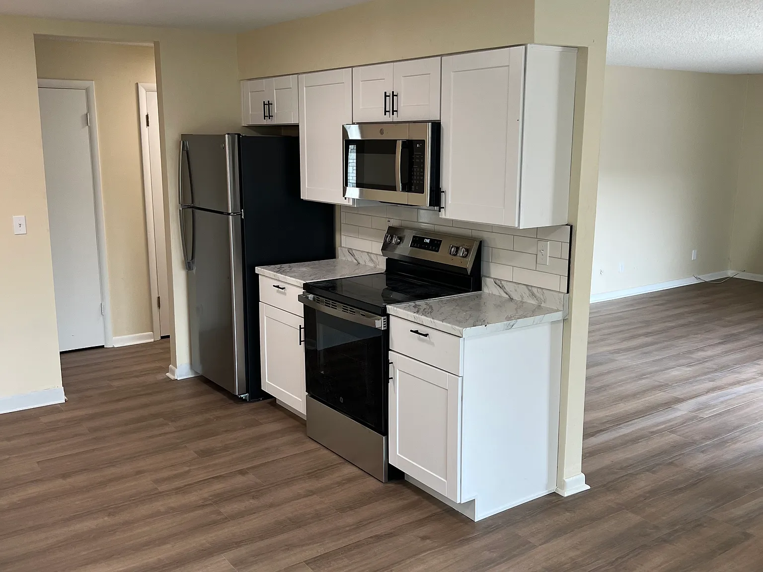 2 bed, 1000 sqft, $1,435 — Photo 2