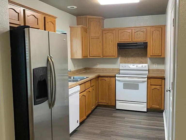 771 Hilltop Dr — Photo 3