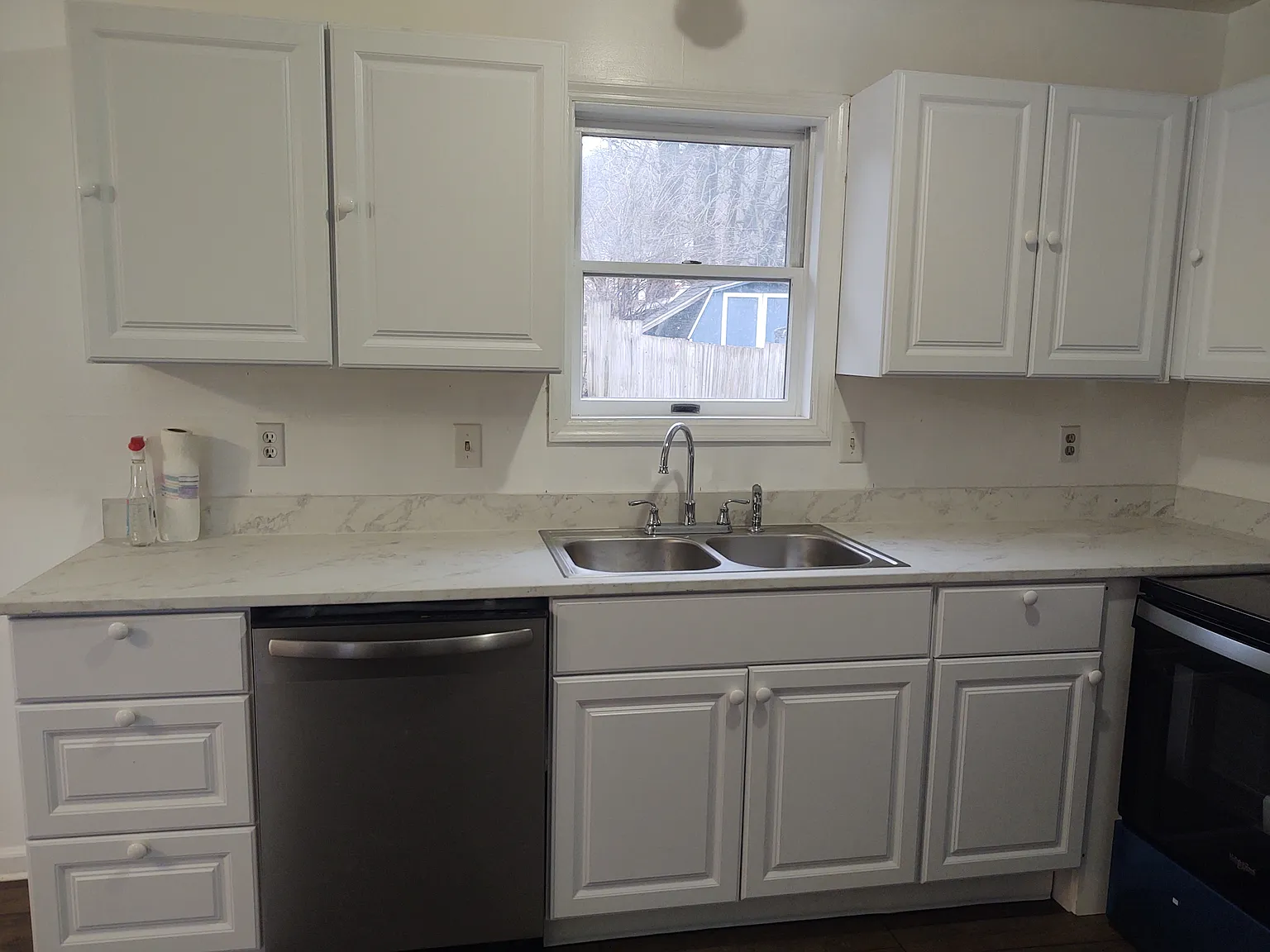 3 bed, 1100 sqft, $1,300 — Photo 2