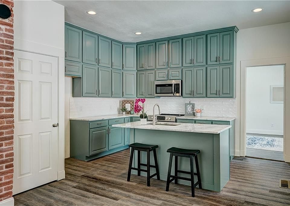 1st image of 411 E Vilas Ave