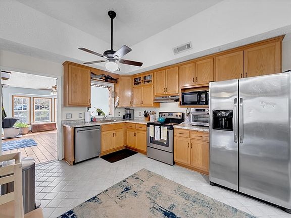 5th image of 394 Lou Dr
