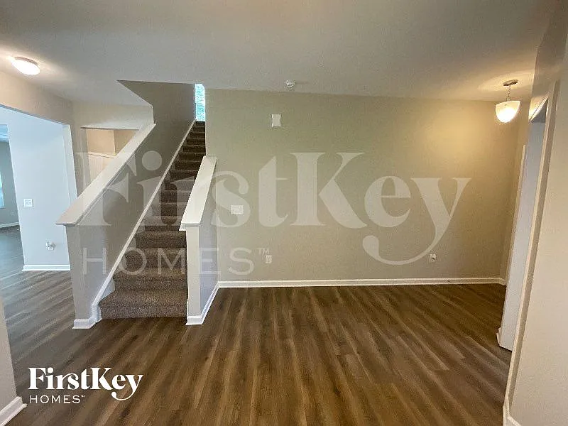 3 bed, 2.5 bath, 2482 sqft, $2,135 — Photo 3