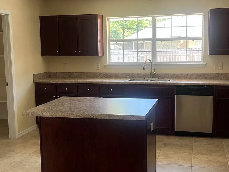 2154 Castle Grove Dr — Photo 3