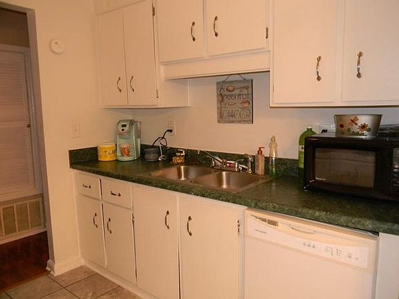 4th image of 3217 Gerald Dr E