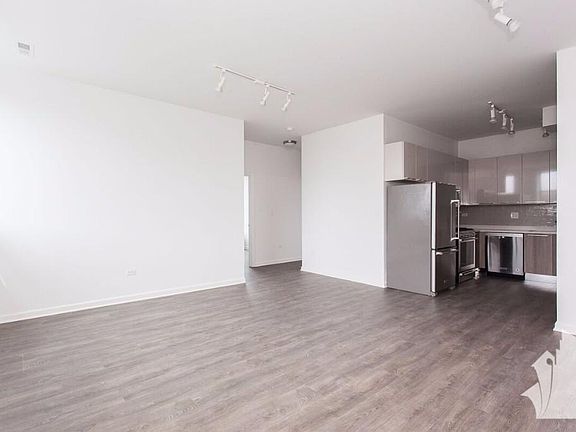 3rd image of 934 W Dakin St #303