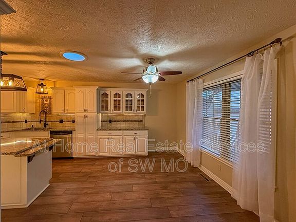 4th image of 605 N Clover Ct