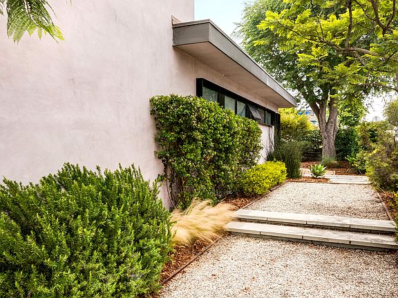 5th image of 800 N Poinsettia Ave