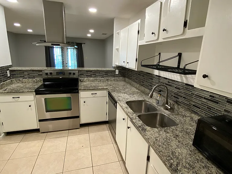 7318 Hunters Lk — Photo 8