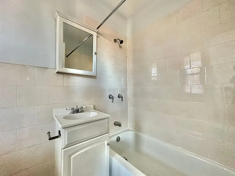 33 Howe St #3L — Photo 6
