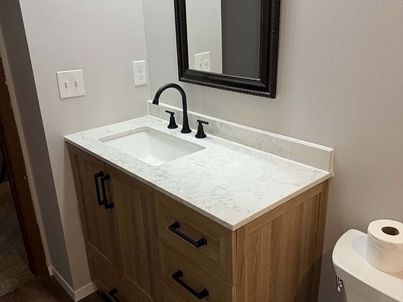 Upstairs Full Bath - Pic 2