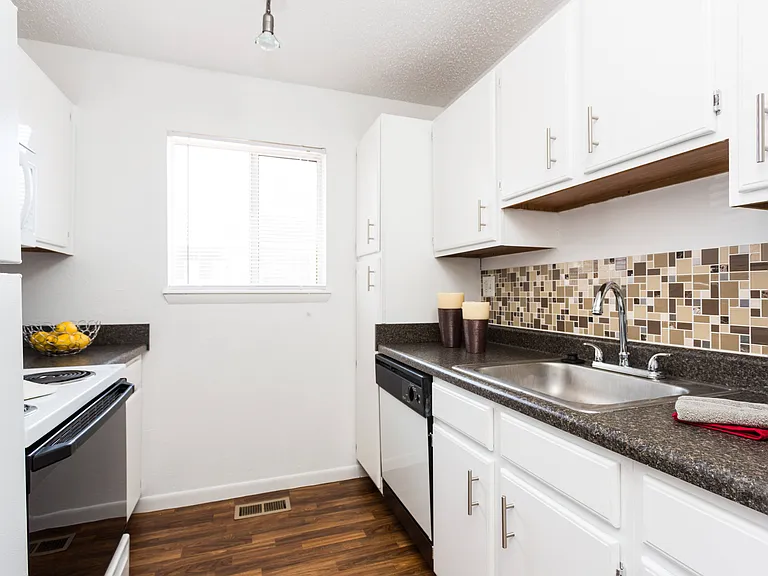 Four Winds Apartments — Photo 5