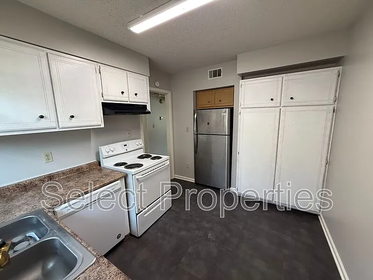 717 Flint St — Photo 3
