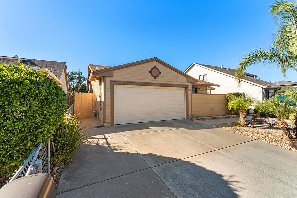 3255 Janelle Dr photo 1