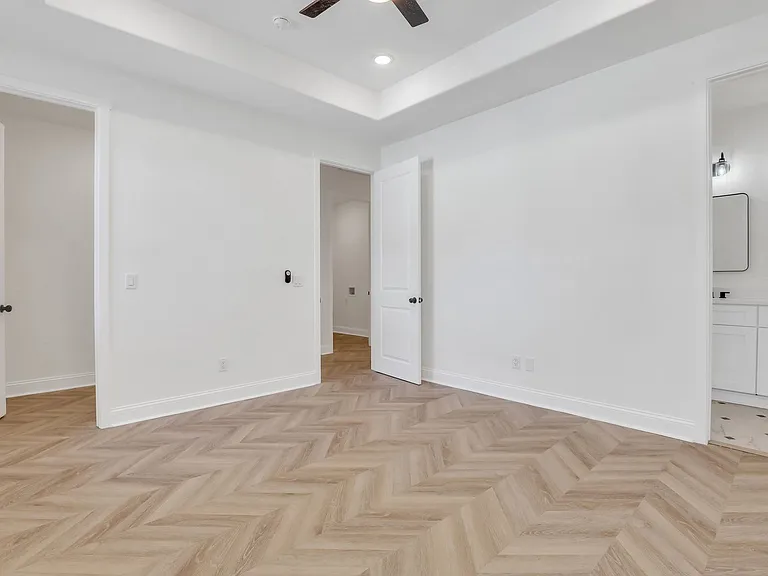912 E Henry St — Photo 20