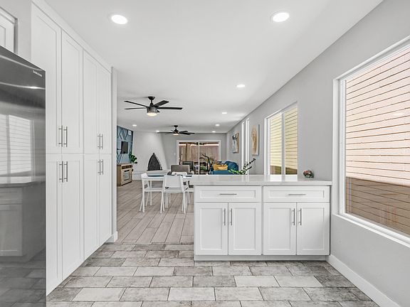 4th image of 610 E ROYAL PALM Square N