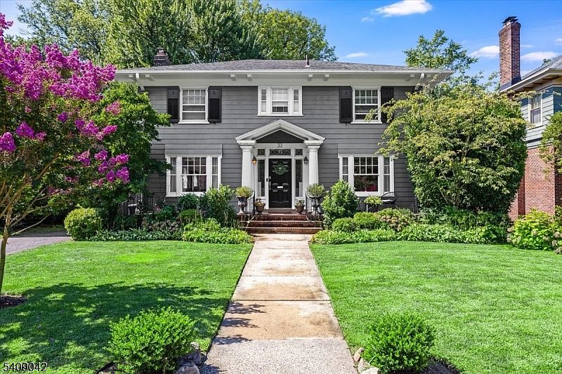 1st image of 33 Warren Ct