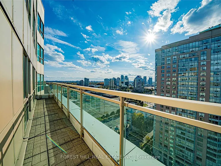 18 Lee Centre Dr #Penthouse 109 — Photo 21