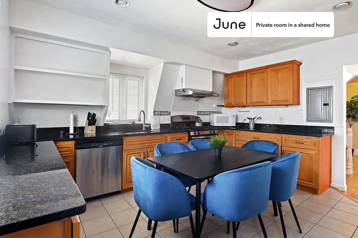 Queen bedroom in 6 bed/2 bath home in Allston #726 D — Photo 4