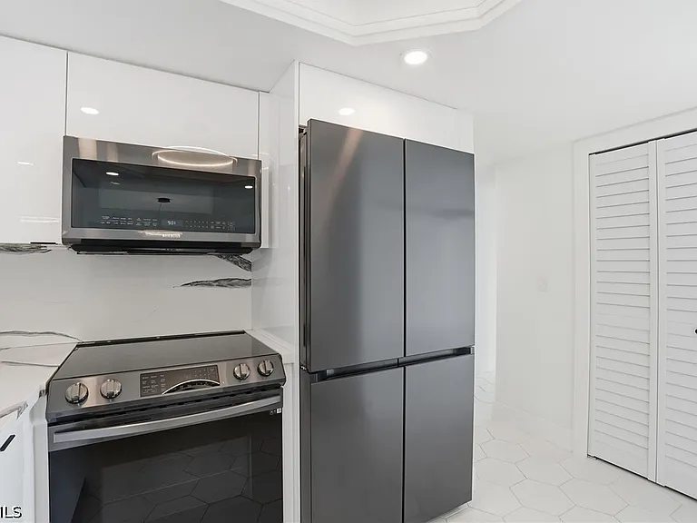2885 Palm Beach Blvd #402 — Photo 3