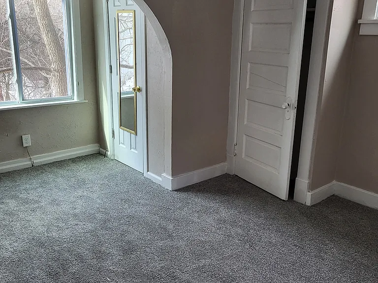 406 Grace St — Photo 2