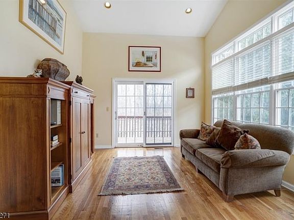 5th image of 24 Whalen Ct
