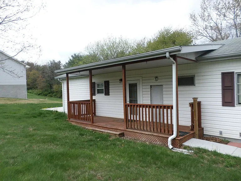 465 Underwood St — Photo 2